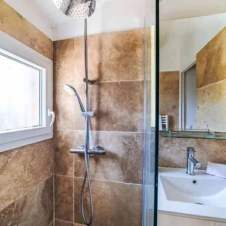 בית נופש Le Hameau De By Interhome